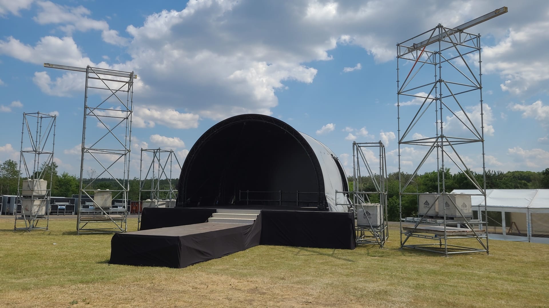 Podium huren met catwalk