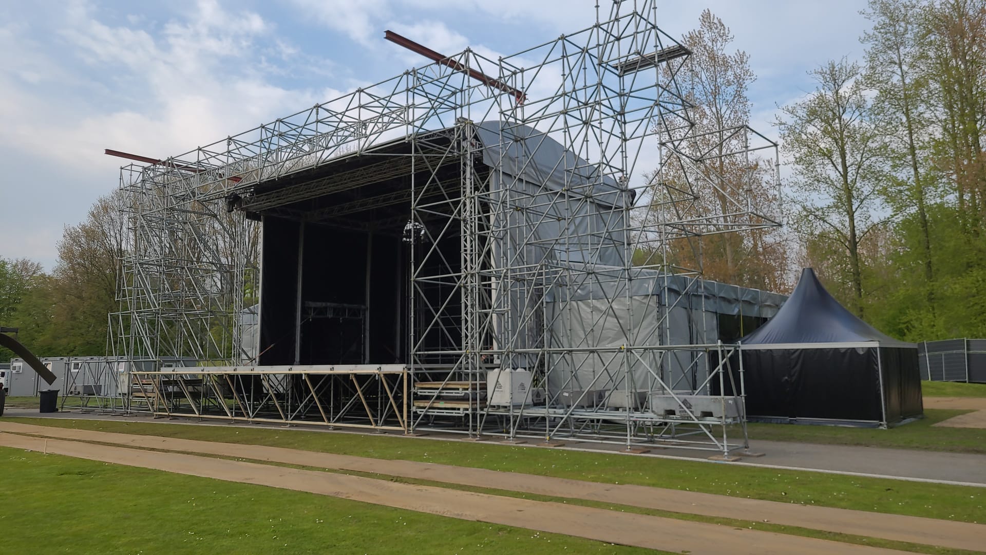 CLT podium verhuur met layher constructie