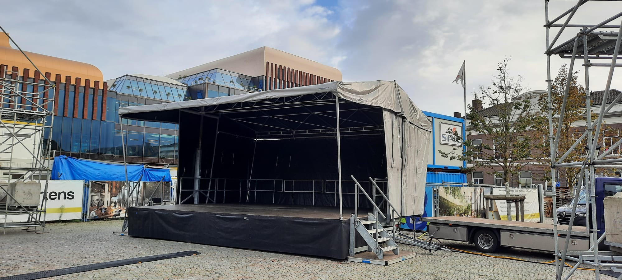 Mobiel podium huren