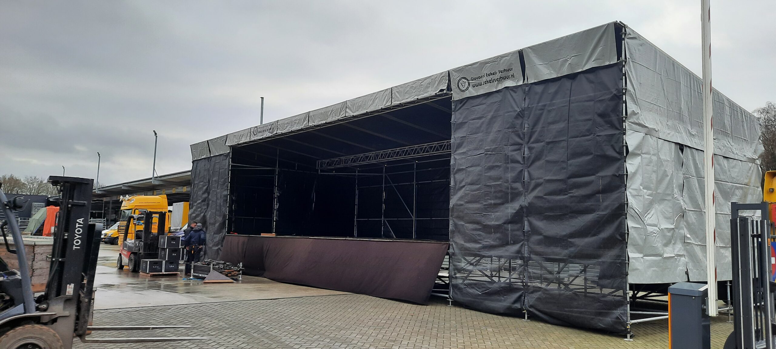 Groot podium huren met Wings