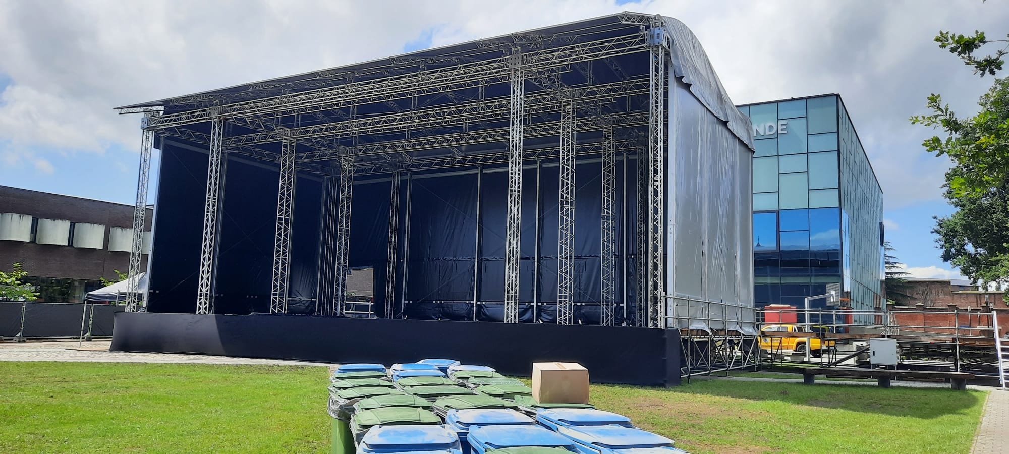 Groot evenementenpodium huren